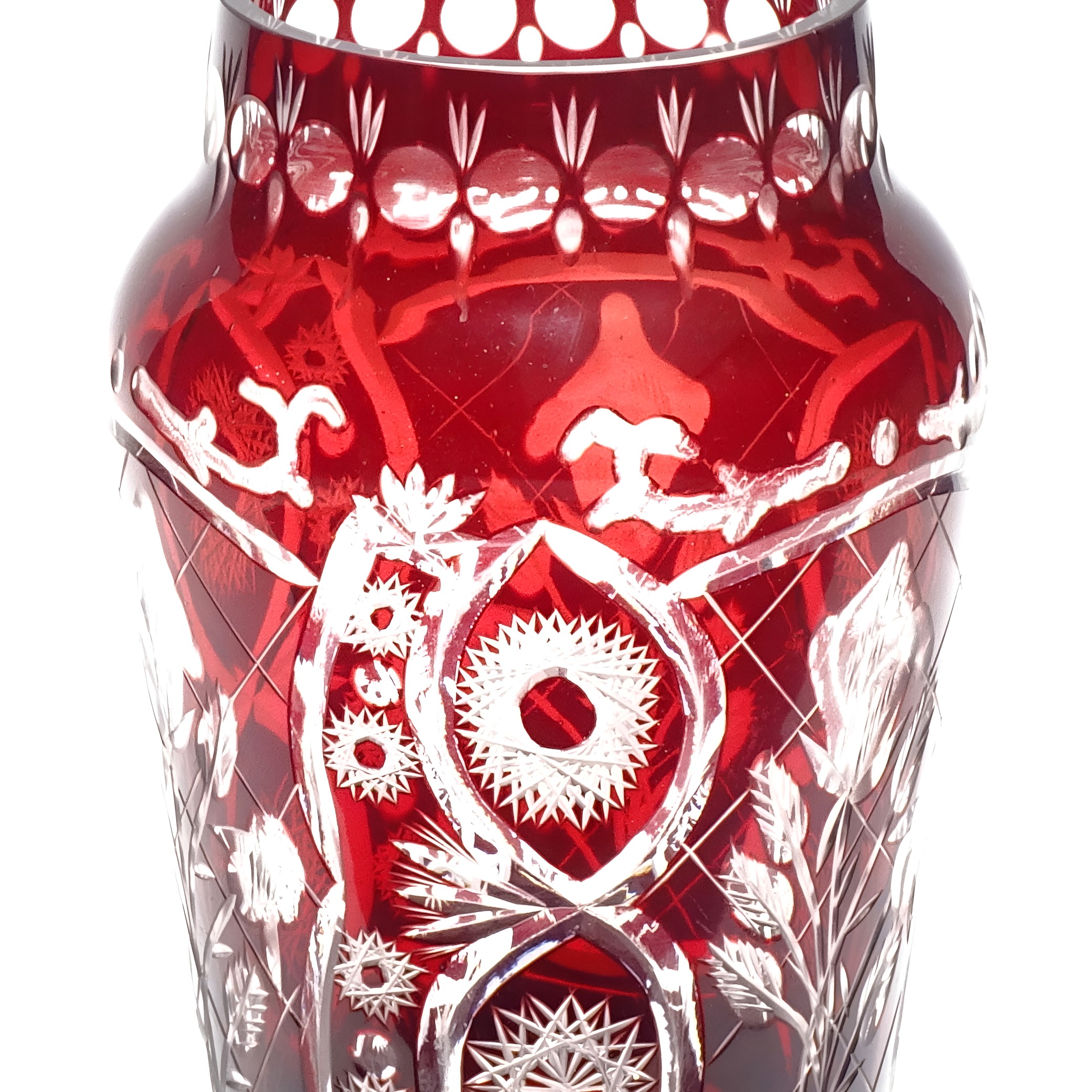 Böhmische Rote Kristallvase, Handgeschliffenes Vintage-Glas Dekoratives Herzstück, Elegante Wohnkultur Oder Sammler-Anzeigestück